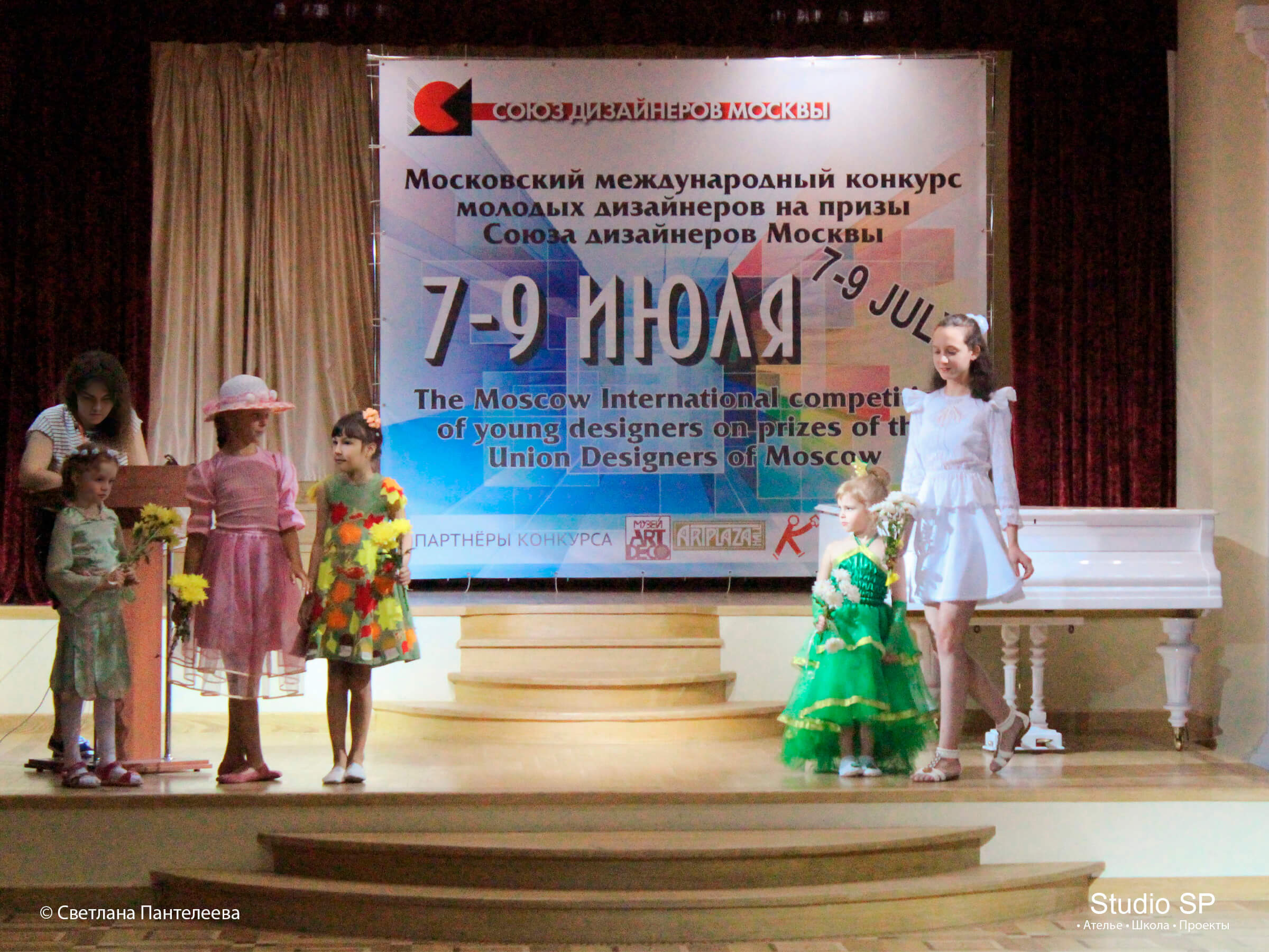 Модели из коллекции "Времена года" / Показ Союза дизайнеров Москвы