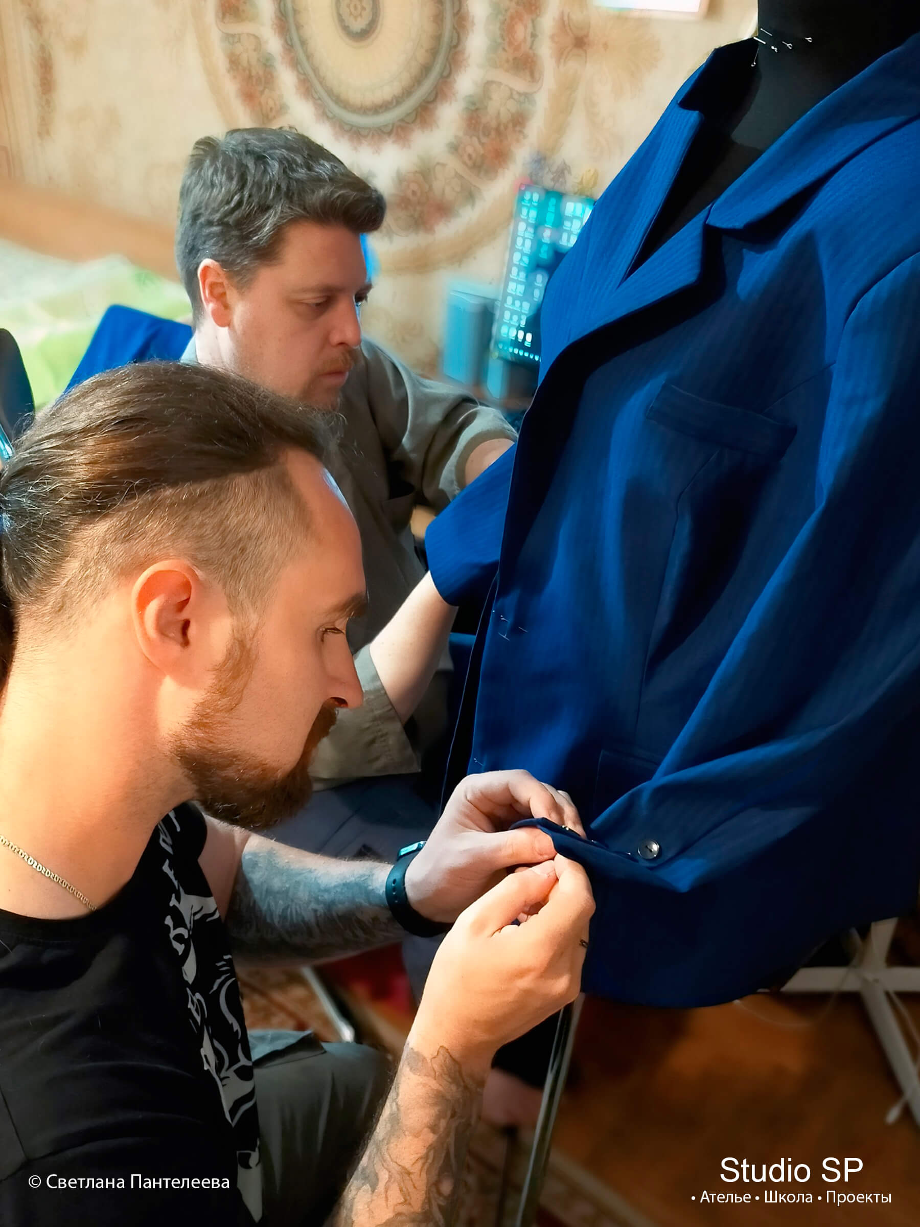 Пришиваем пуговицы к костюму Джокера для косплея